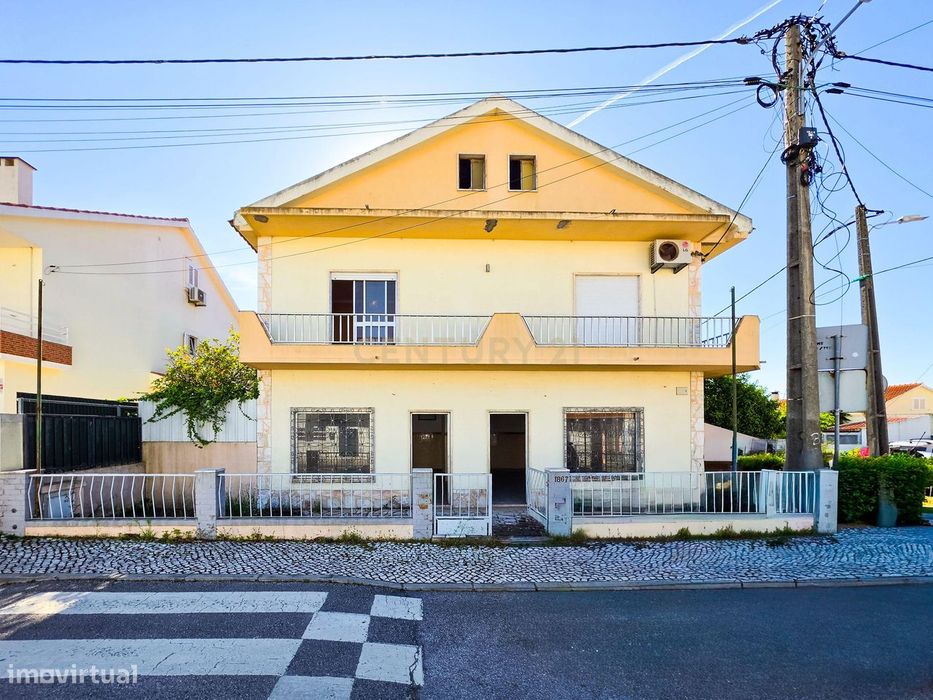 Moradia isolada + duas lojas comerciais na Quinta do Conde, Sesimbra