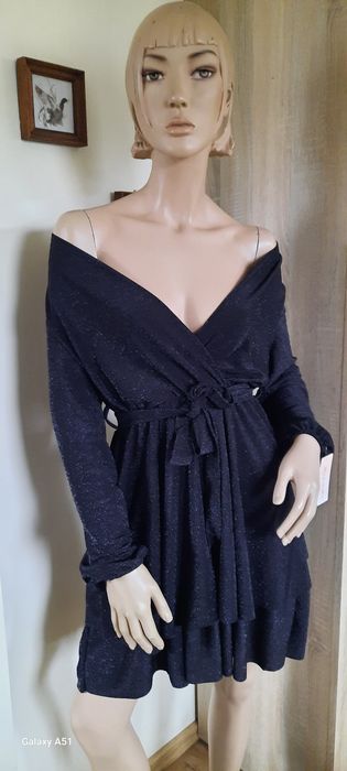 Koktajlowa sukienka z kopertowym dekoltem mini z falbankami