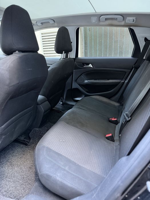 Peugeot 308 preto