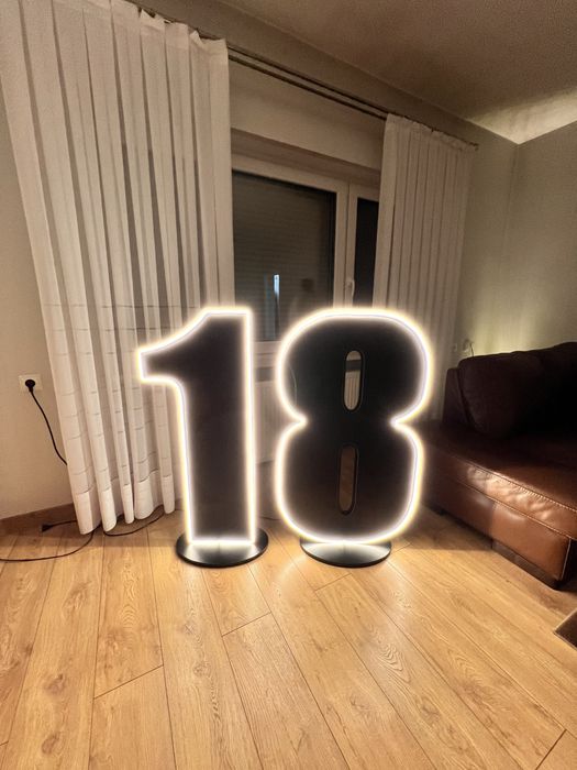 Cyfra 18 czarna neon