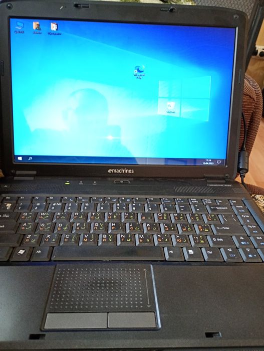 Продам ноутбук.E mashines.