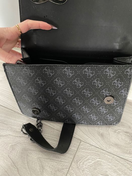 Torebka na wzór Guess