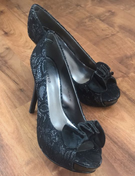 Czarne buty na wysokim obcasie