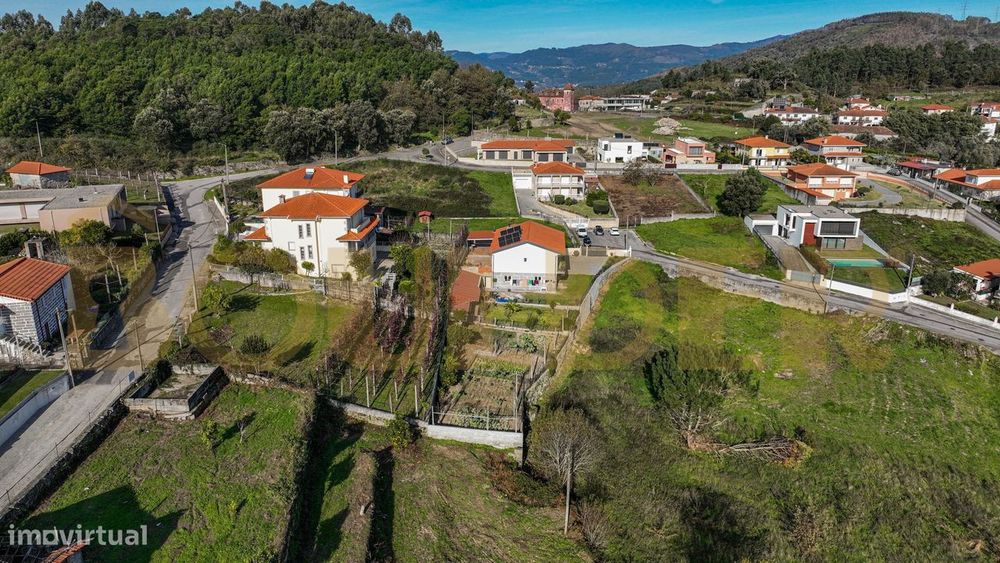Moradia T3+T1 em Lanhoso