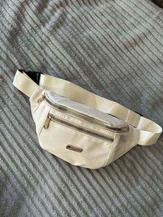 Бежева сумка бананка жіноча