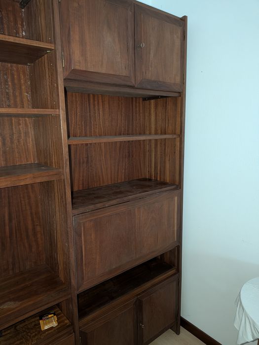 Móvel de Sala / Estante Grande em Madeira