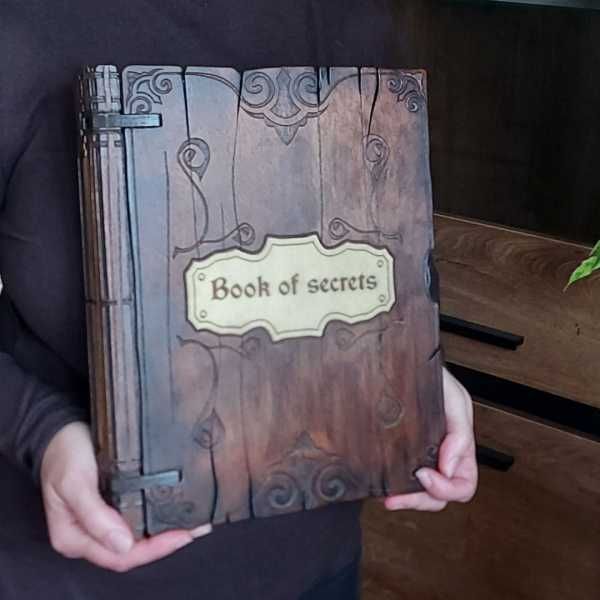 Drewniany Segregator A4 „Księga Sekretów Rodu” Personalizowany Ręcznie