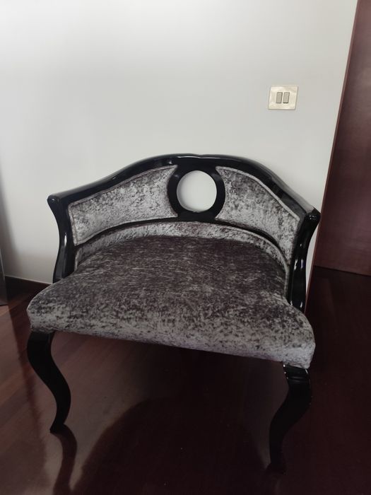 Poltrona de Design Estilo Neoclássico – Veludo Cinza e Lacado Preto
