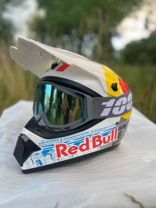 Шолом з окулярами ред бул