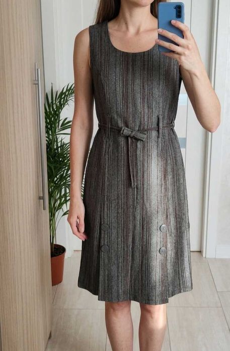 Szara prosta sukienka elegancka do kolana