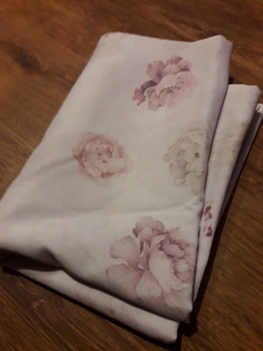 obrus z motywem róż