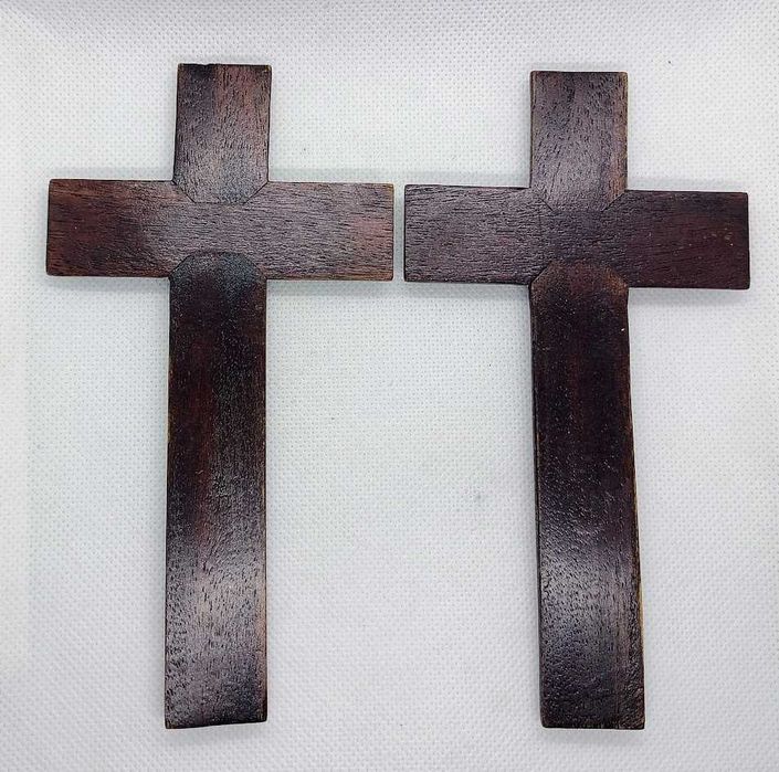 Crucifixos em madeira decorativos