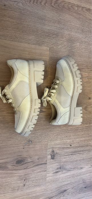 Beżowe sneakersy