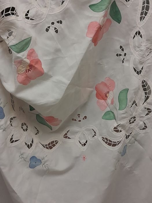 Toalha bordada em linho para mesa