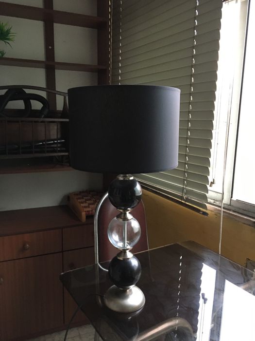Candeeiro de mesa c/ abajur preto.