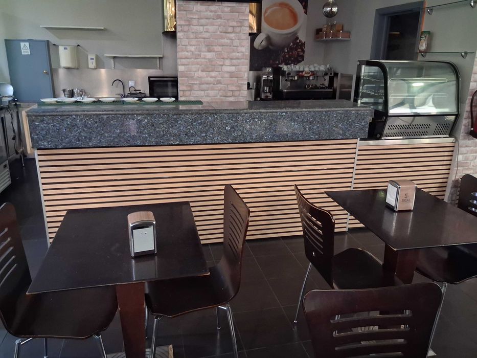Loja Comercial com Snack-Bar instalado -Trespassar ou Arrendar