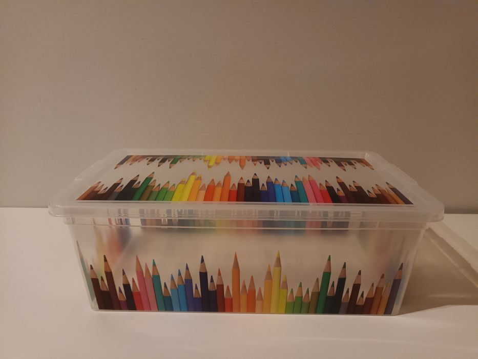 Caixas plásticas com lápis desenhados