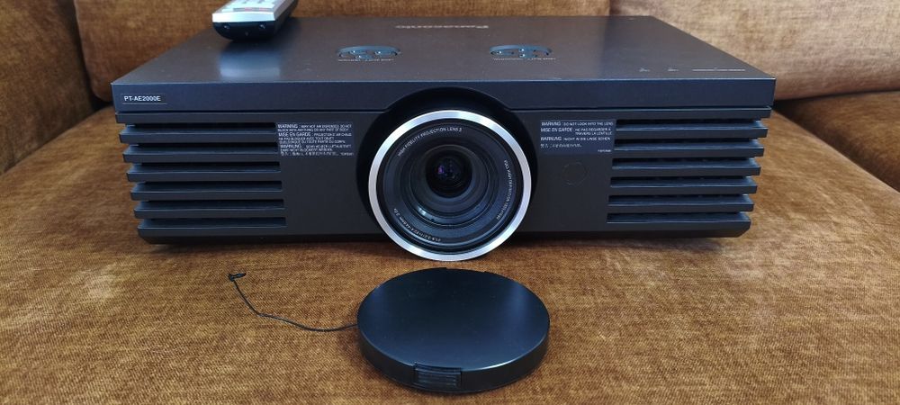 Projektor Panasonic PT‑AE2000E – Full HD do kina domowego