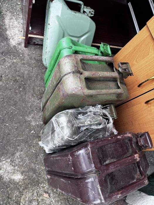 Продам канистры 20л 10л