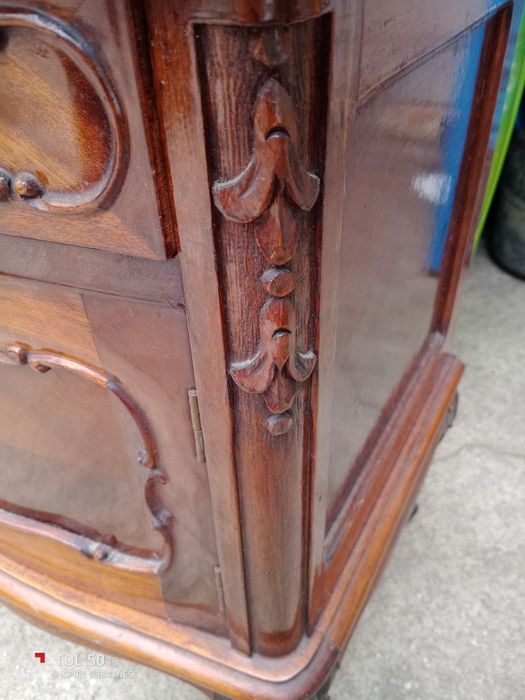 Duas mesinhas de cabeceira muito antigas.