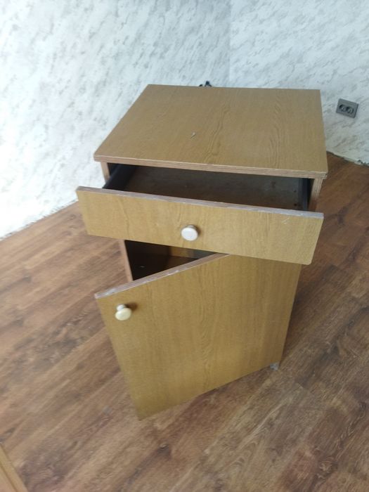 Тумбочка в гарному стані