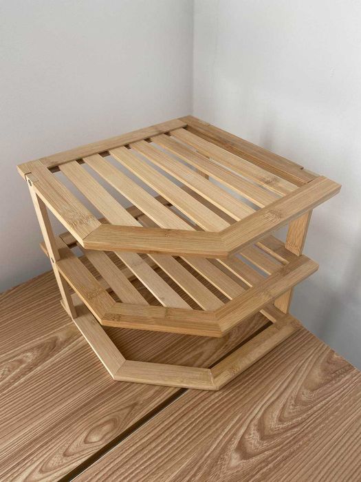 Białe półki ścienne