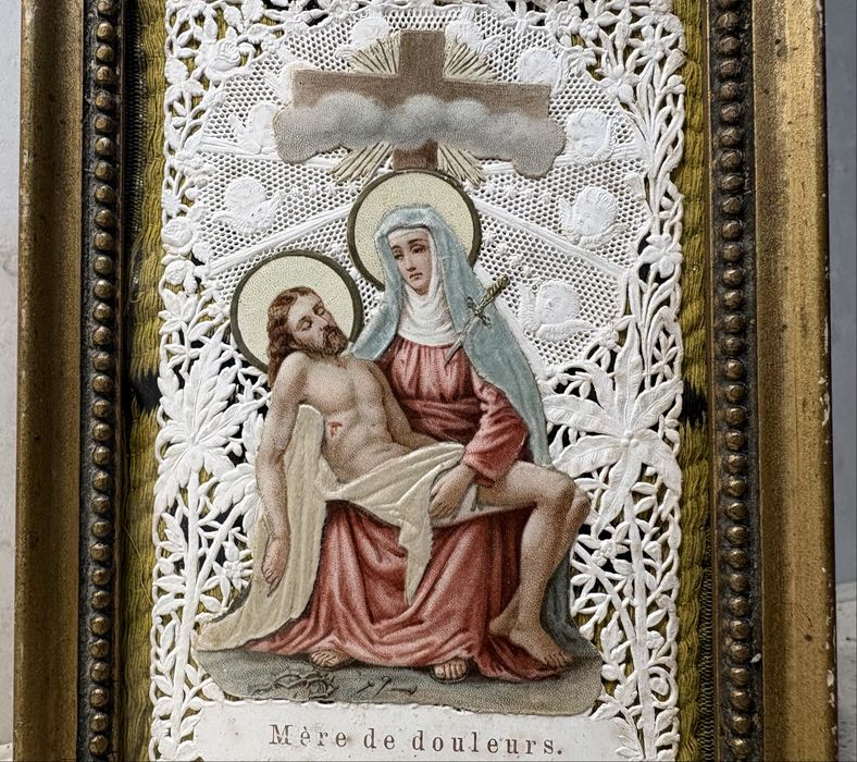 Antigo registo com pagela rendilhada “Mater Dolorosa”