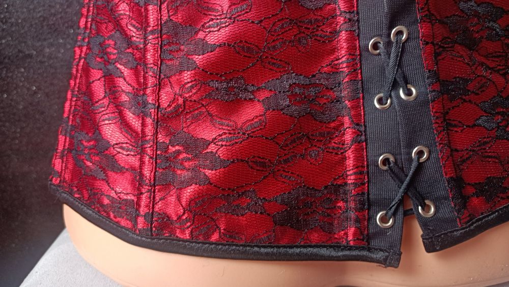 Gorset Czerwono-Czarny Koronka Vaacodor 2XL - wiązany , zamekk .