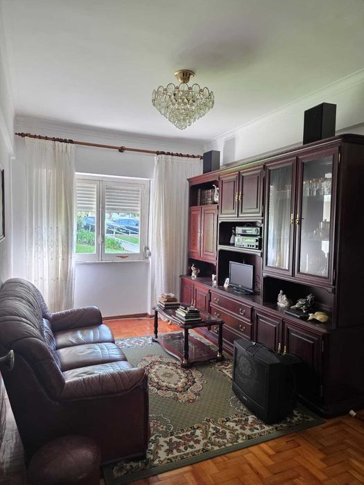 Moveis de sala como novos de madeira maciça e mesa com cadeiras