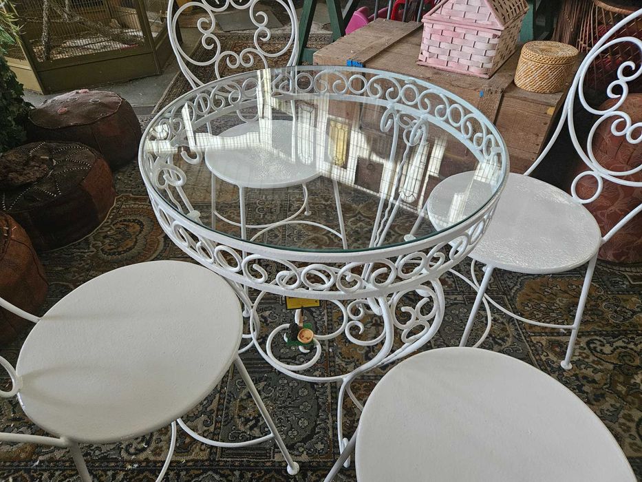 Conjunto de jardim com mesa em ferro tampo em vidro e quatro cadeiras