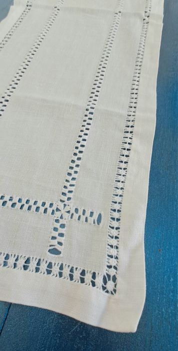 Caminho/ Naperon de mesa, em linho com detalhes de bordado à mão