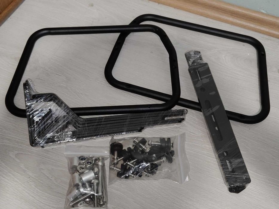 Uniwersalne stelaże motocyklowe kufrów bocznych SW-Motech