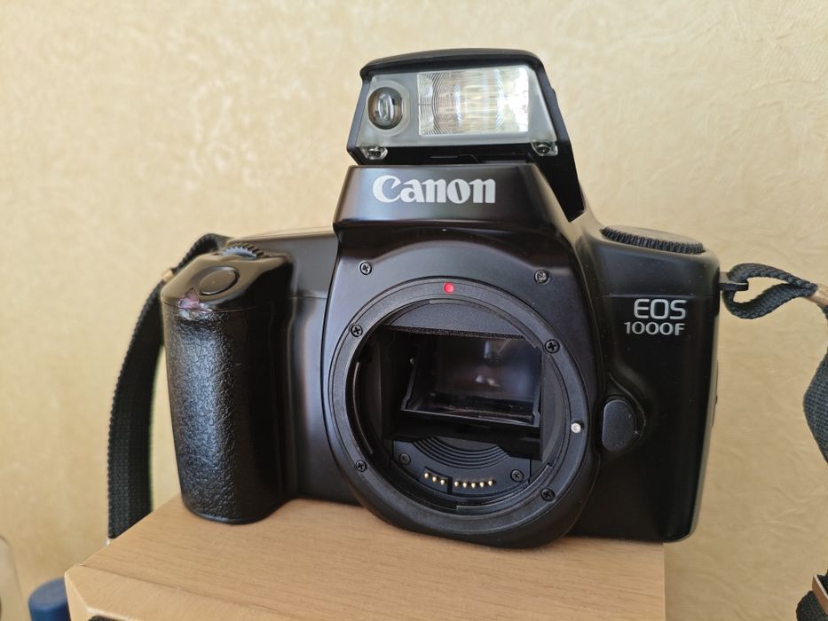 Фотоапарат Canon EOS 1000f