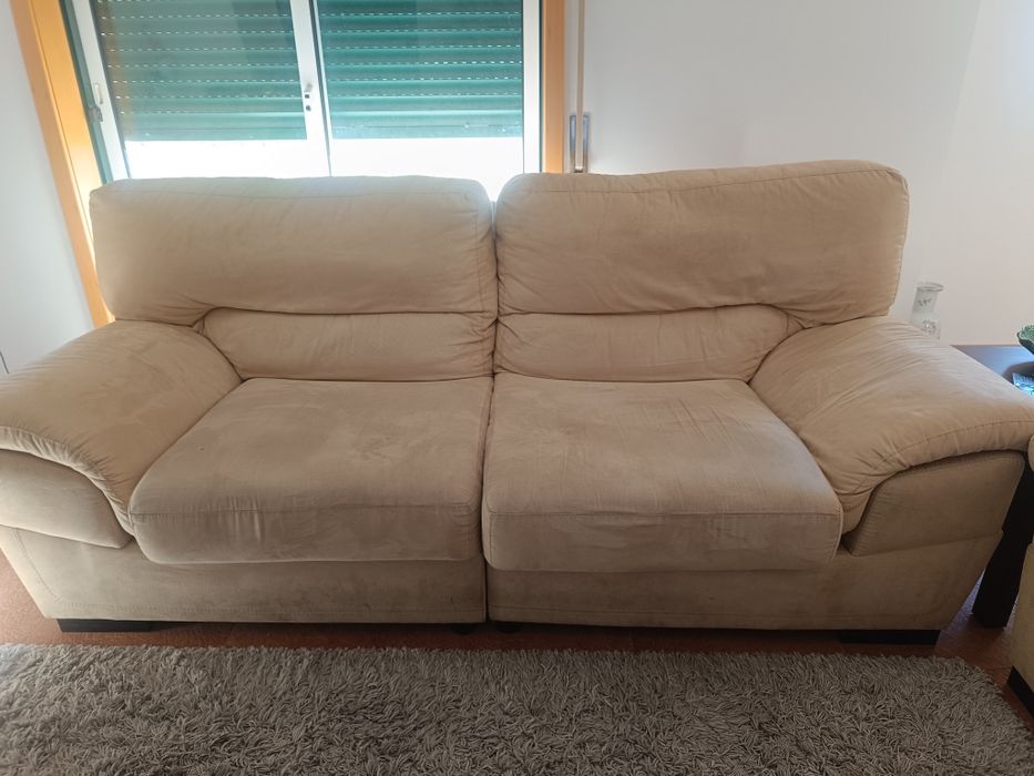 Conjunto de dois sofás um de 3 lugares e um de dois