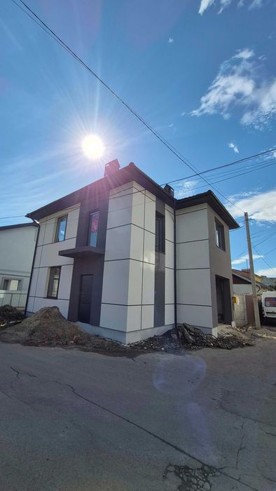 Продається сучасний особняк у центральній частині міста!