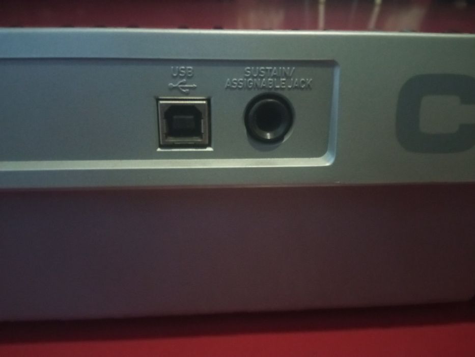 Синтезатор  casio работает от сети или на батарейках