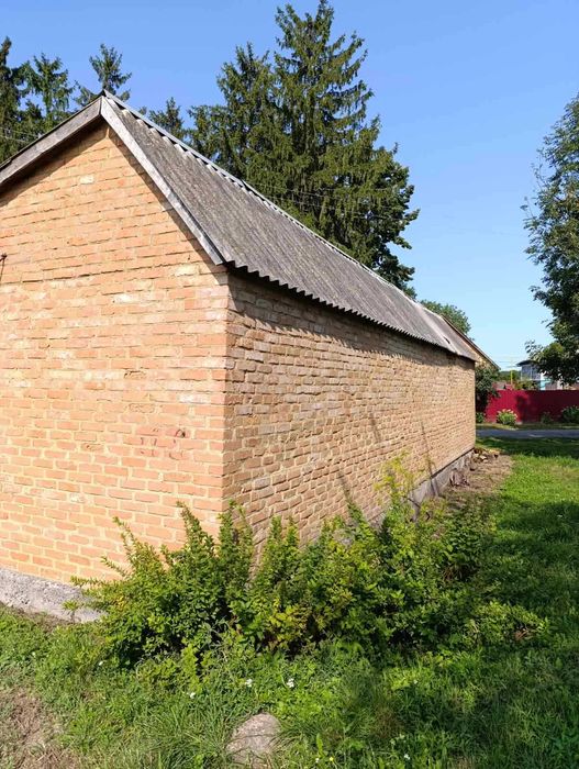 Продам магазин в центрі села Великі Крушлинці площею 35,1 кв.м.