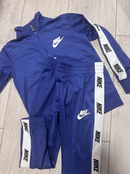 Спортивни костюм NIKE 104