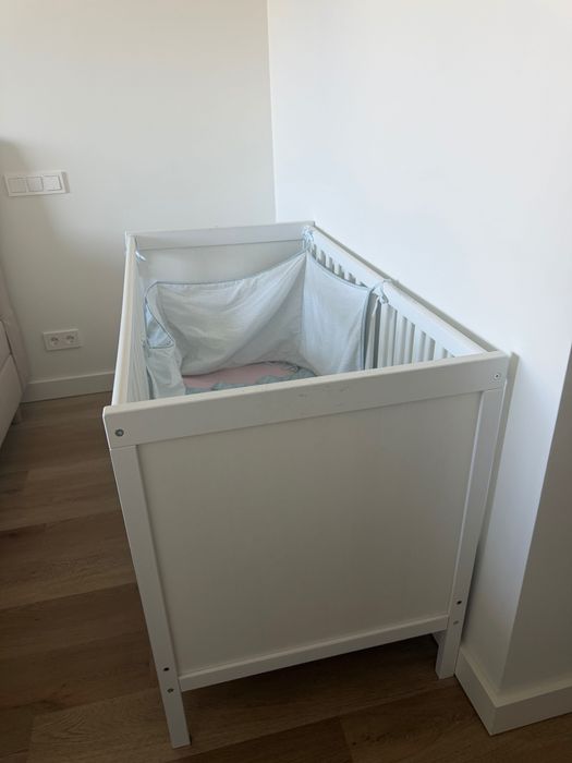 Vendo berço Ikea SUNDVIK com pouco uso + colchão para o berço e todos os lençóis, resguardos e proteções