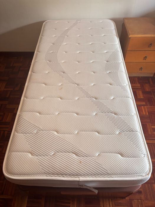 Cama devsolteiro com arrumo quase novo