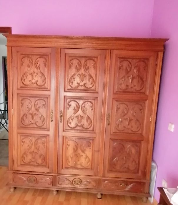 Guarda Fatos com 3 porta madeira