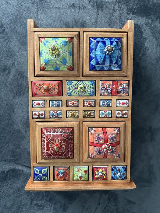 Великий комод для прикрас та інших дрібничок.