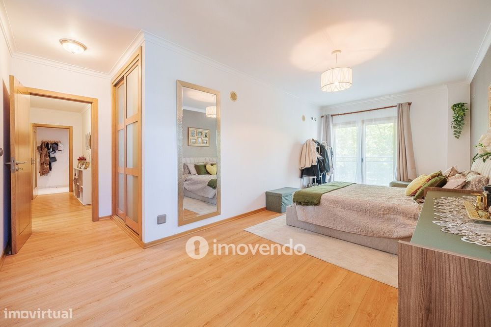 Apartamento T2 moderno, com garagem e varanda enorme, na Malvarosa