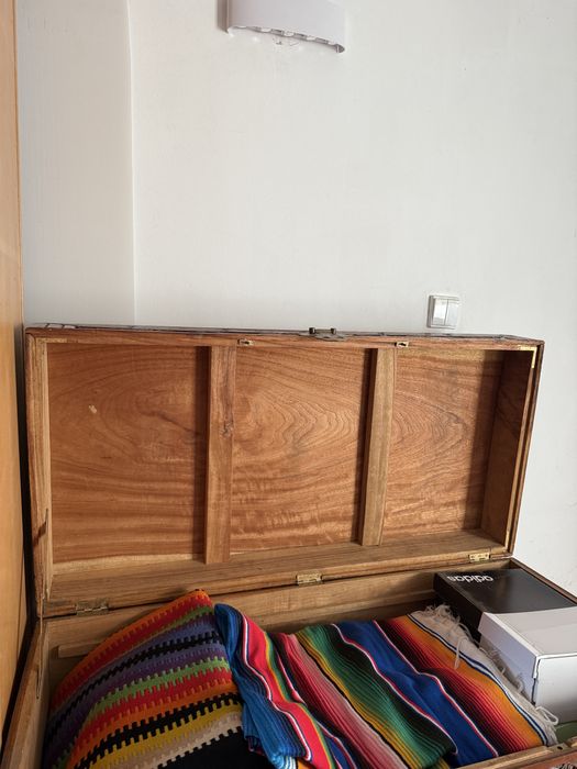 Arca de madeira maciça