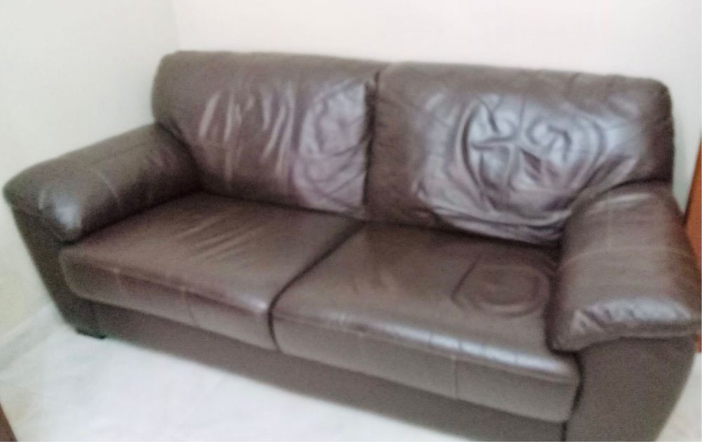 Sofá castanho em pele 2 lugares bem eatimado