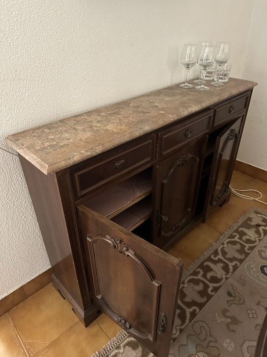 Aparador em madeira com tampo de mármore
