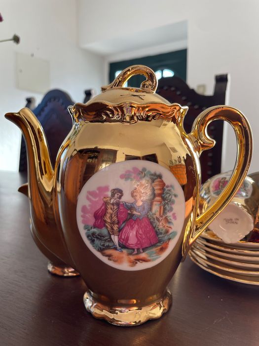 Serviços de chá e café debruados a dourado