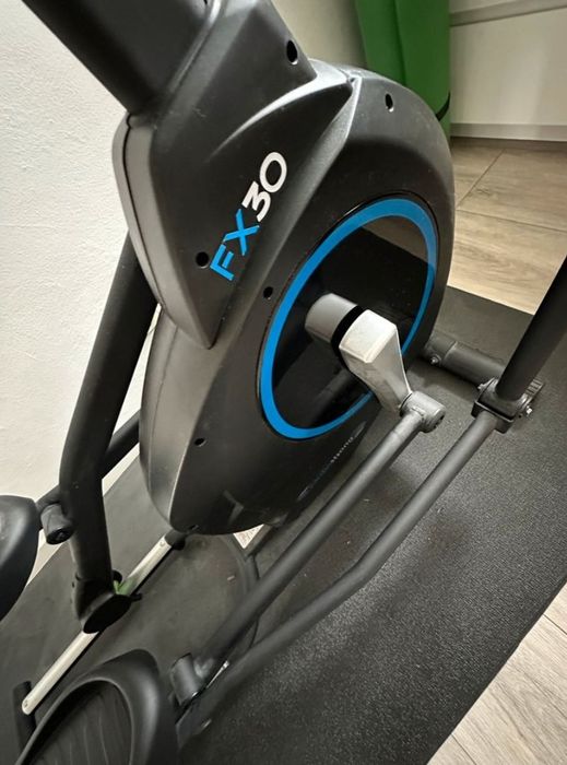Kompaktowy orbitrek Cardiostrong fx30, idealny dla kobiet