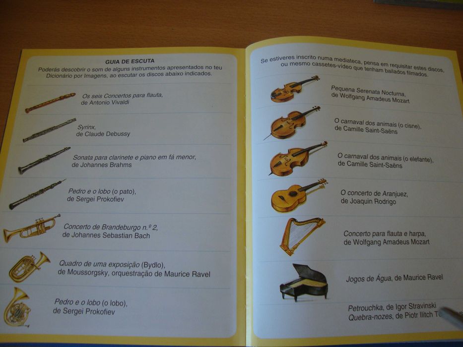 Livros histórias, dicionário de música e livro de desenhar