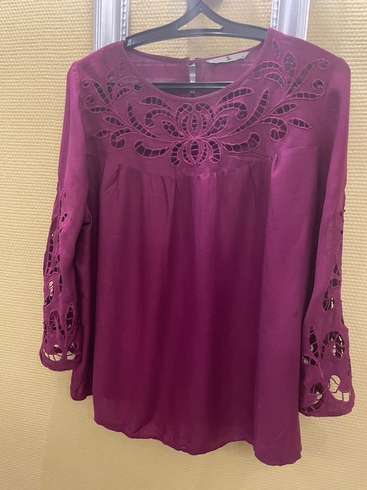 Блузка ришелье + черная кожаная юбка